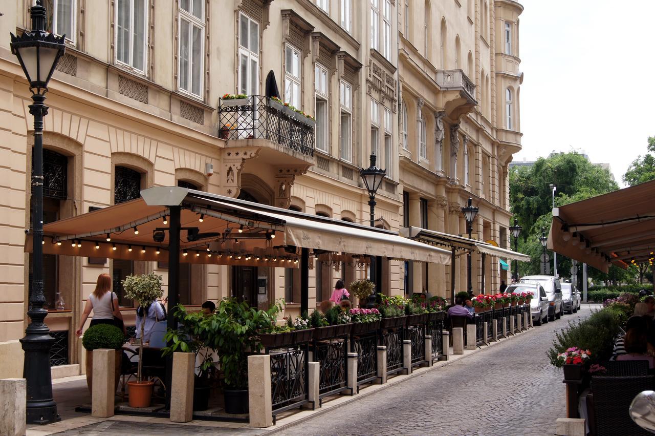 Apartment At The Deak Ferenc Ter Budapest Exteriör bild